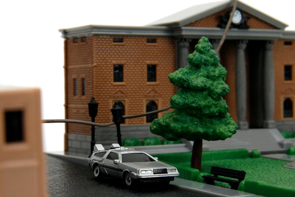 Volver al Futuro Nano Scene Hollywood Rides Hill Valley Courthouse Scene con 2 mini vehiculos